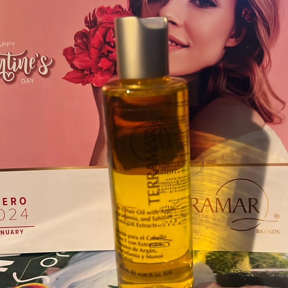 3 in 1 hair oil with Argan, Macadamia and Tahitian Monoi Oil Extracts.